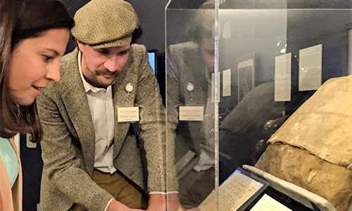 http://Man%20and%20woman%20looking%20at%20museum%20exhibit